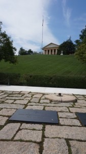Grab von John F. Kennedy; im Hintergrund: Robert E. Lee Memorial