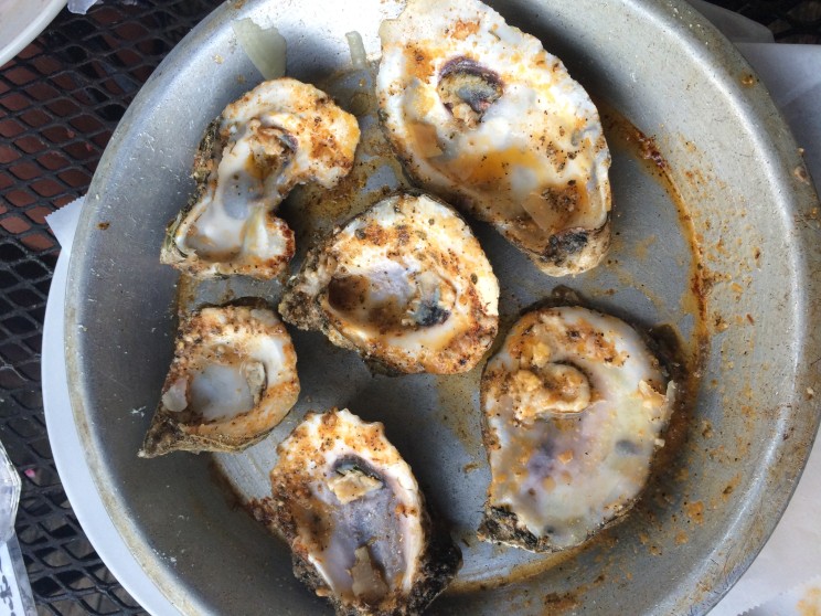 Was von ihnen übrig blieb - Chargrilled Oysters im Samuels Blind Pelican 