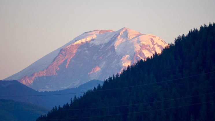 Mount Rainier im Sonnenuntergangslicht
